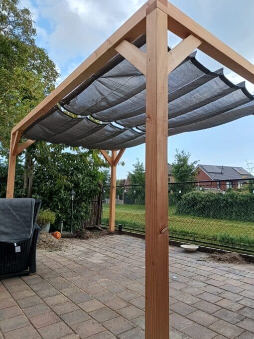 Pergola met schoren en een dubbel harmonicadoek