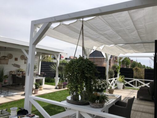 harmonicadoek 2.90 meter breed in een pergola gemonteerd.