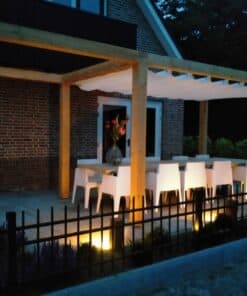 Een mooie pergola in combinatie met een Artic White harmonicadoek