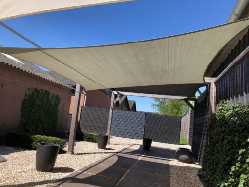 Koel terras met een Shadow Comfort schaduwdoek