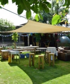 Schaduwdoek 5x5 meter boven een party in de tuin