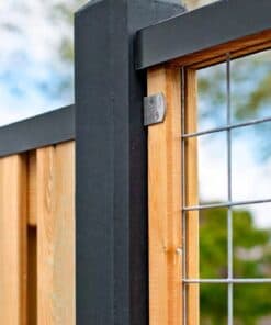 gaaspaneel gemonteerd in een hout/beton schutting