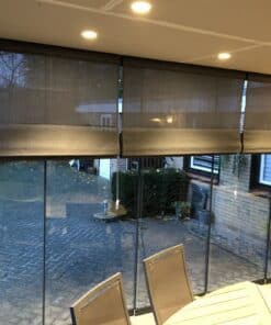 Shadow Comfort vouwgordijn achter een glazen schuifwand