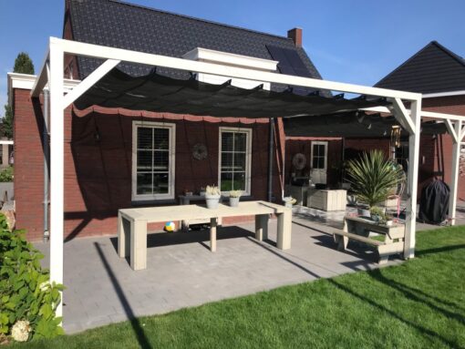 witte pergola muur montage met Shadow Comfort harmonicadoek