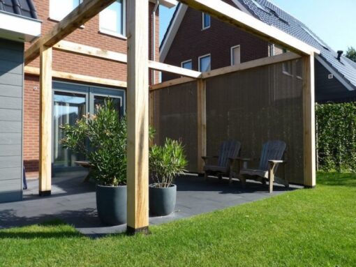 houten pergola met winddoek in de zijkant